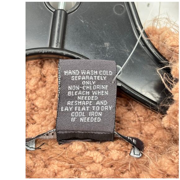 Chelsea + Theodore Sweater NWT Boucle Soft Cozy Salmon Small $68 - Picture 10 of 10